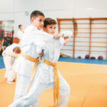 Enfants s'entraînant au Judo avec un kimono