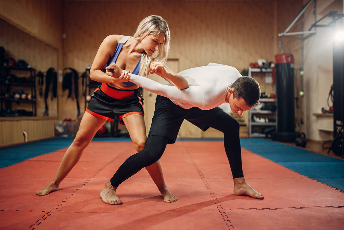 Krav Maga Self Defense Poker Tour - DVD Video Corso Di Autodifesa Con Tecniche Su Aggressioni, Coltelli E Pistole